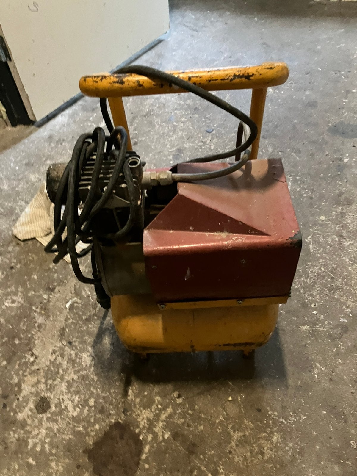 Compressor, Doe-het-zelf en Verbouw, Compressors, Ophalen, Zo goed als nieuw, Minder dan 200 liter/min, Mobiel