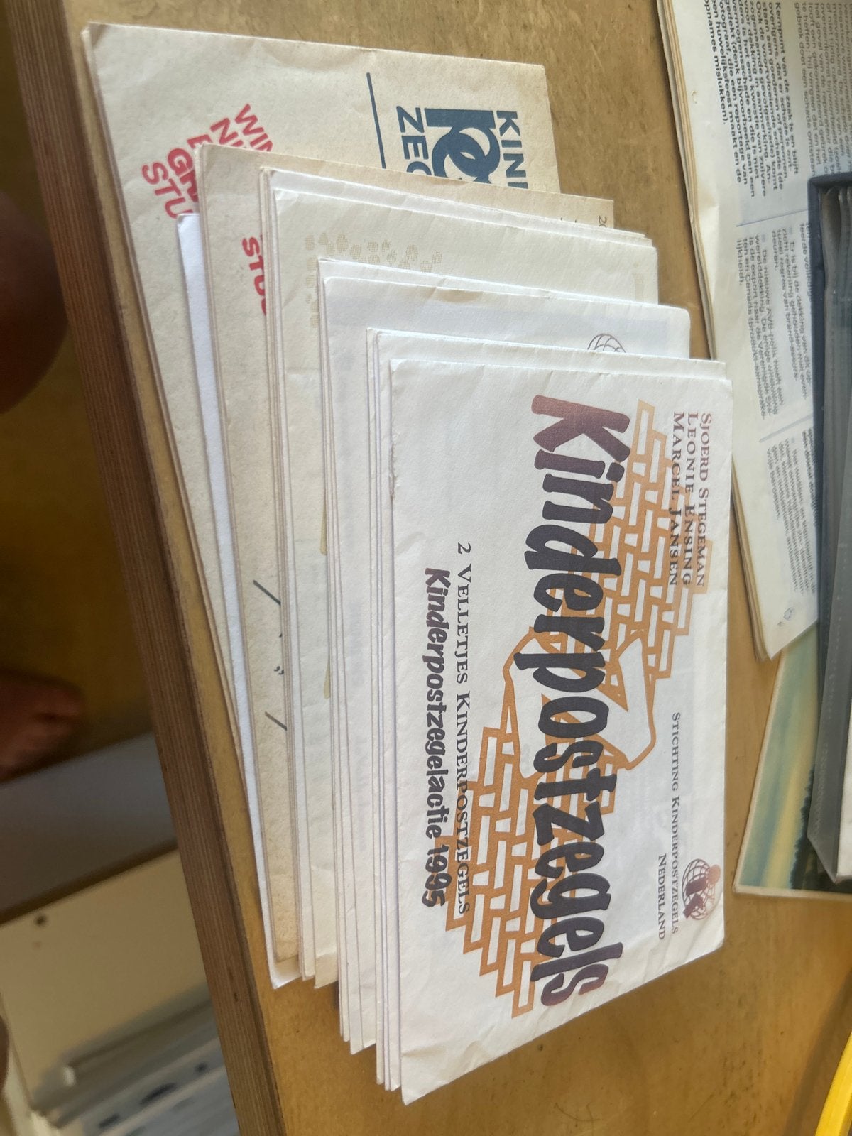 Kinderpostzegels in de originele enveloppe, 1977-1995, Ophalen of Verzenden, Na 1940, Postfris