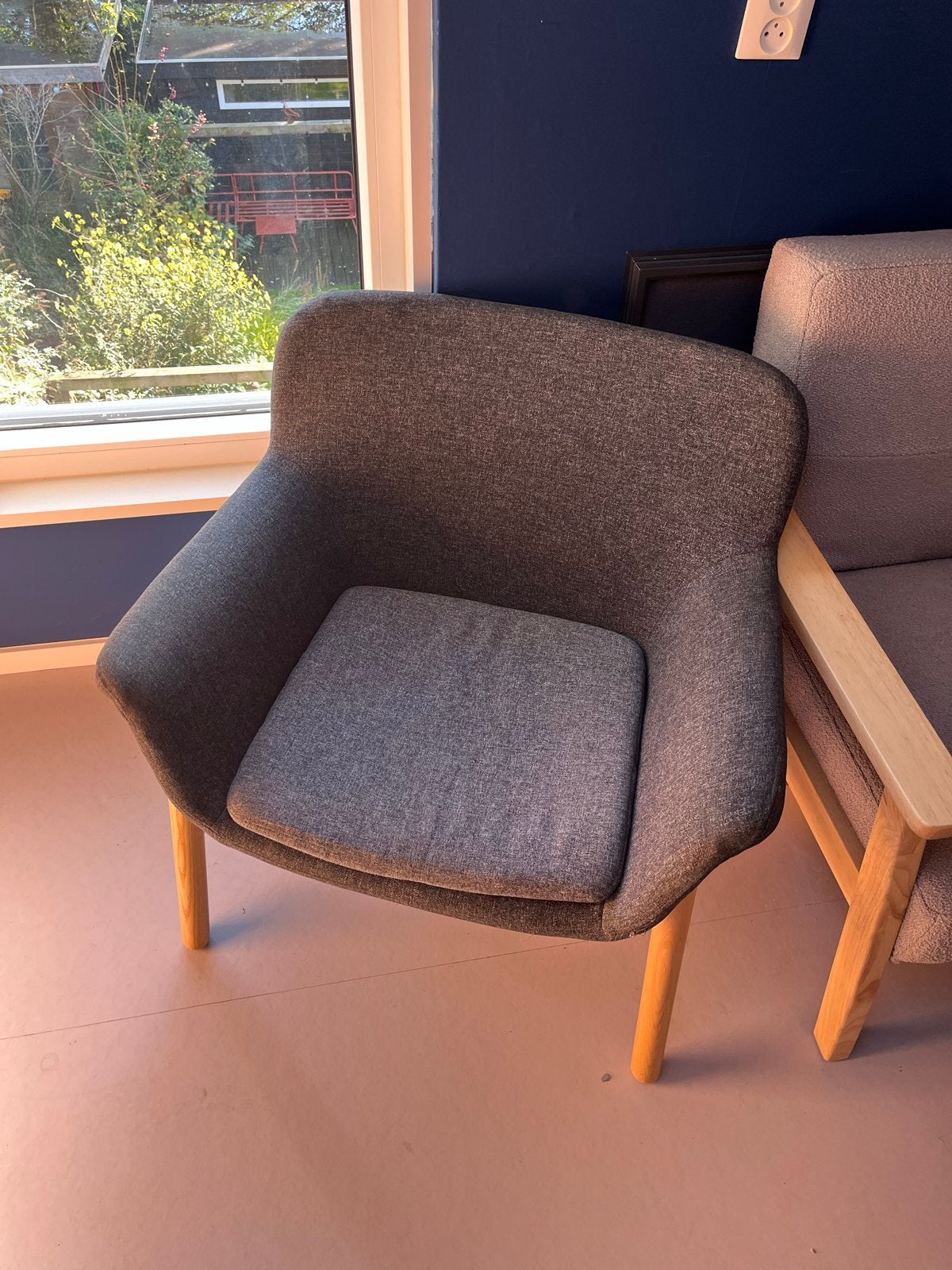 IKEA stoel, grijs met houten onderstel, Huis en Inrichting, Ophalen, Gebruikt, Hout, Eén