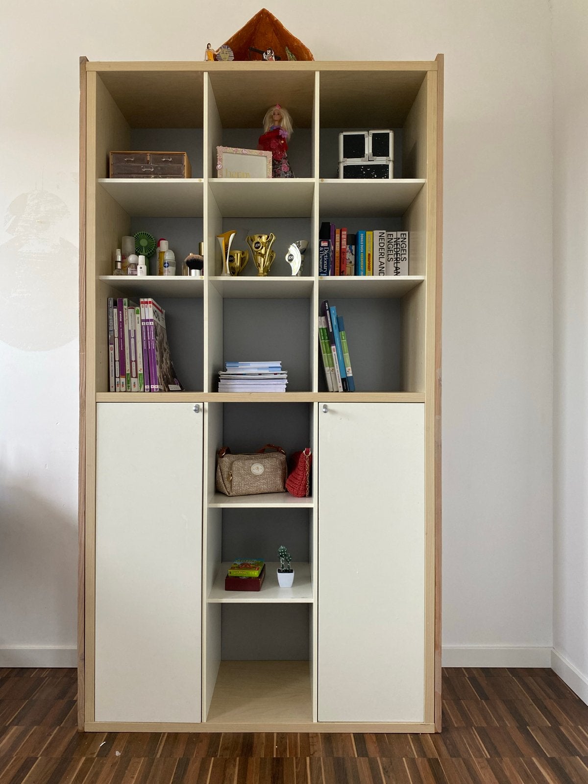 Houten boekenkast met deuren en open vakken