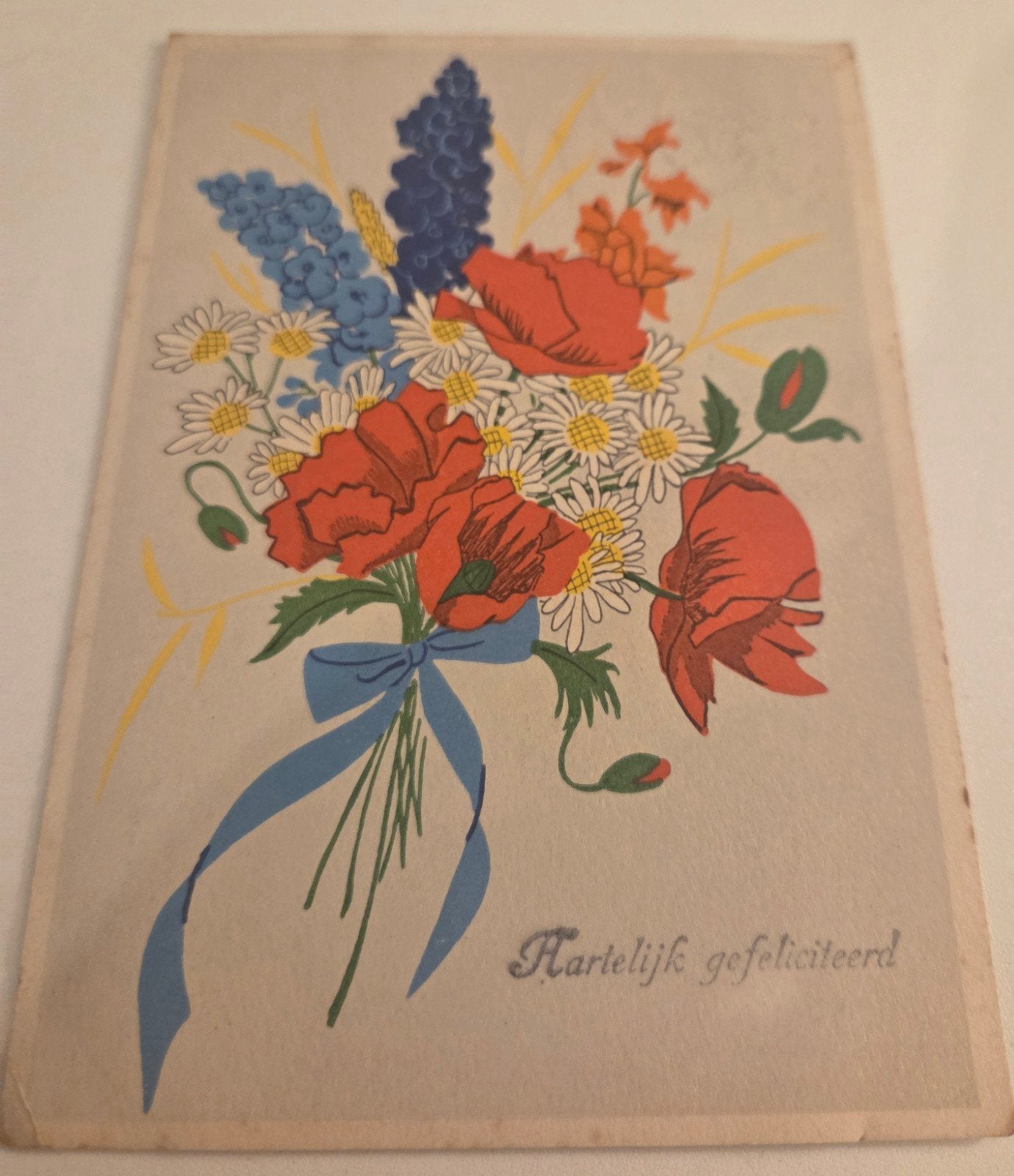 Oude ansichtkaart: Bloemstuk 'Hartelijk gefeliciteerd', Verzenden, Voor 1920, Gelopen, Overige thema's