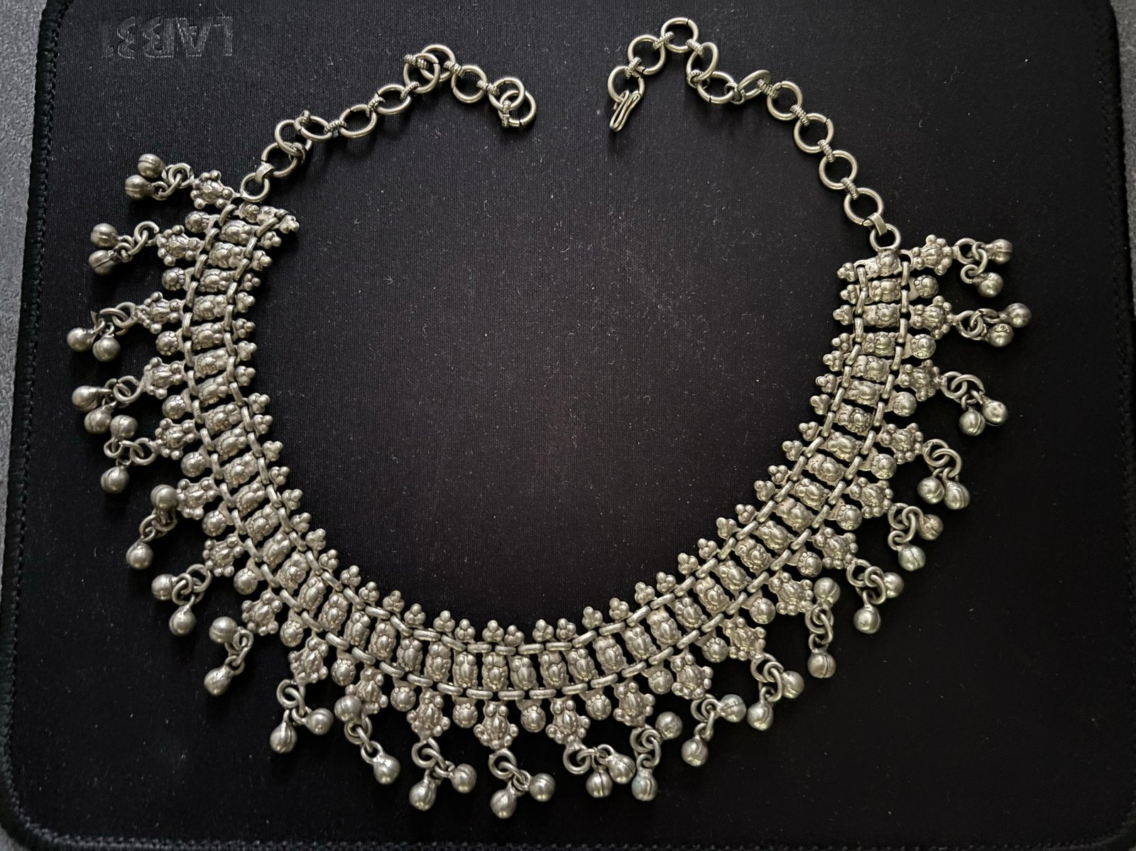 Vintage zilverkleurige ketting met belletjes, Ophalen of Verzenden, Gebruikt, Zilver, Overige materialen