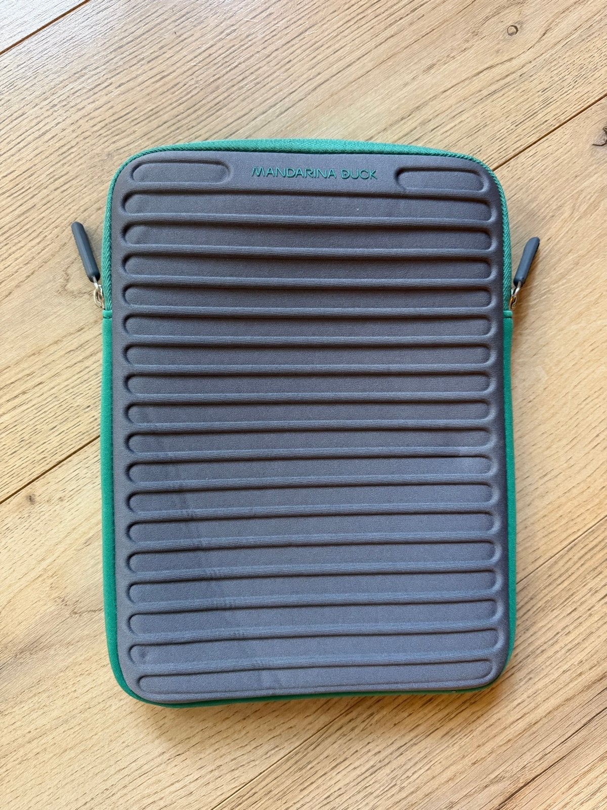 Mandarina Duck Hoesje 20x28 cm, Overige merken, Ophalen of Verzenden, Zo goed als nieuw, Hoesje
