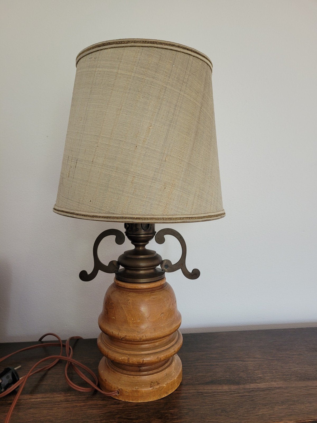 Schemerlamp met houten voet, inclusief kap 50cm hoog, Ophalen of Verzenden