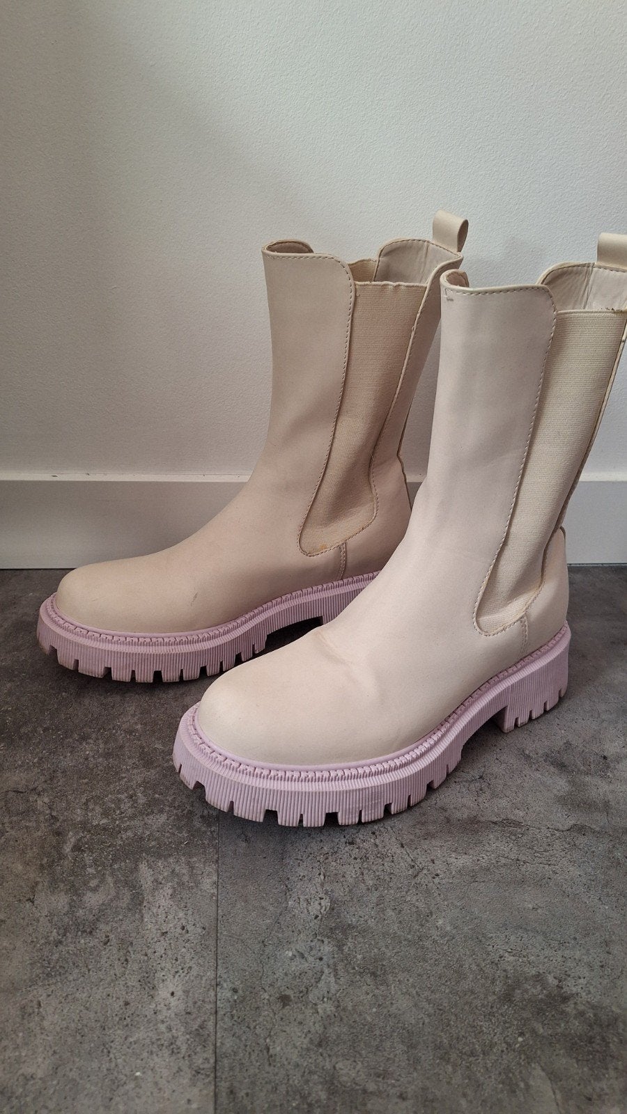 Gave beige laarsjes met lila zool van Oxmox maat 39!, Oxmox, Beige, Lage of Enkellaarzen, Ophalen of Verzenden