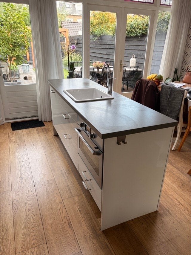 Foto 5 van Moderne keuken met eiland en moderne apparatuur