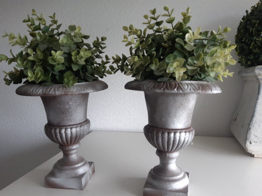 Gietijzeren Franse vaasjes vazen bloempot, Tuin en Terras, Bloembakken en Plantenbakken, Overige materialen, Gebruikt, Minder dan 30 cm