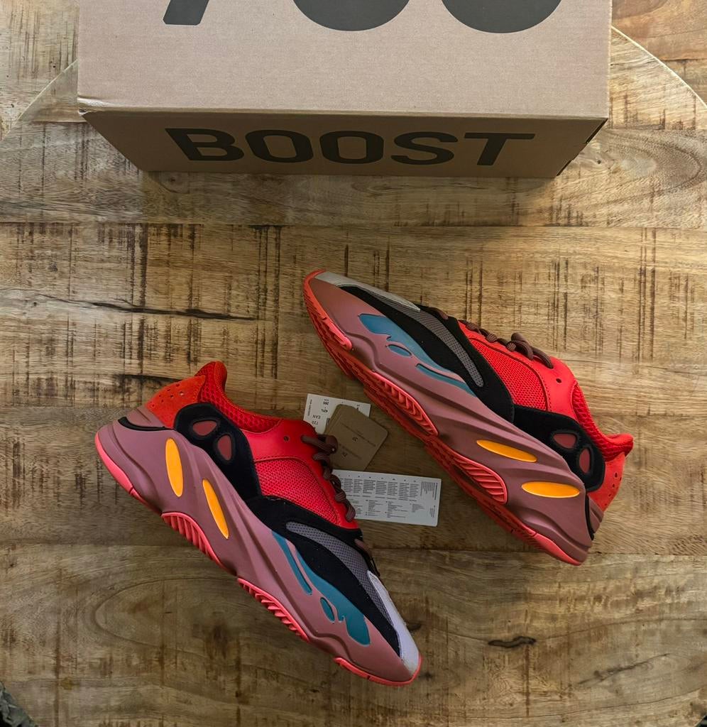 Yeezy Adidas 700 Hi-Res Red maat 42 2/3 US9, Ophalen of Verzenden, Nieuw, Overige kleuren