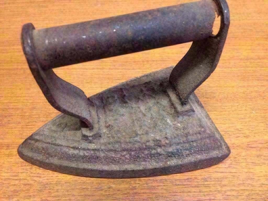 Twee antiek oud brocante metalen strijkijzer kachel bout., Antiek en Kunst, Curiosa en Brocante, Ophalen of Verzenden