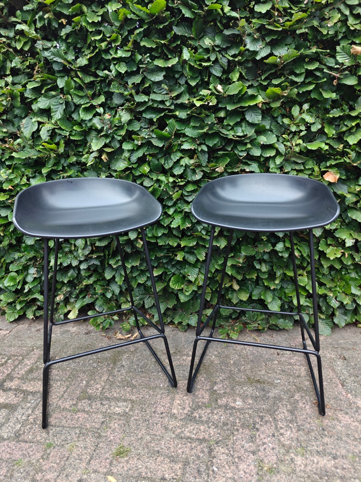 Twee zwarte HAY About a Stool krukken, zithoogte 65 cm, Huis en Inrichting, Ophalen, Zo goed als nieuw