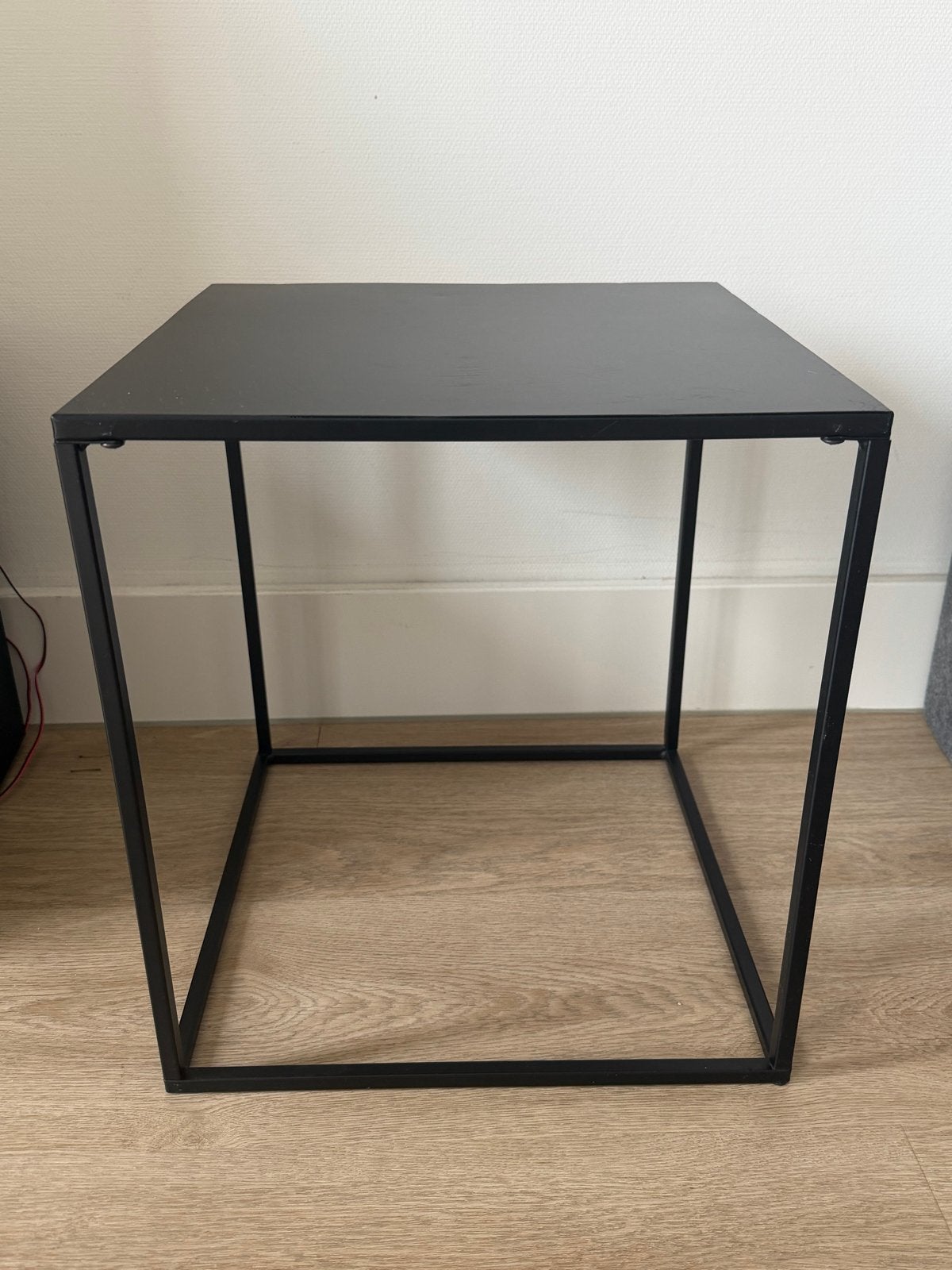 Zwart metalen kubus bijzettafel - Modern & Industrieel, Ophalen, Zo goed als nieuw, Vierkant, Metaal of Aluminium