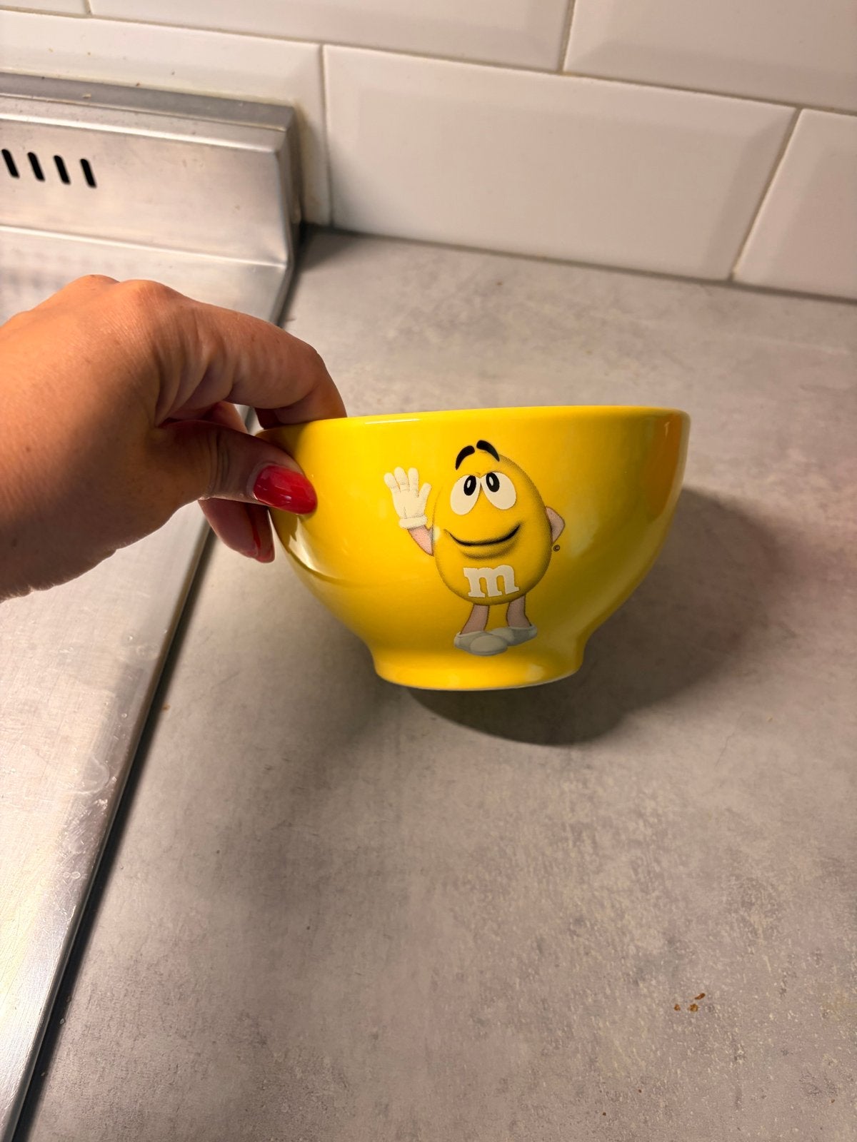 Gele M&M's kom - Leuk voor snacks of decoratie!, Ophalen, Geel, Steen/keramiek, Overige merken