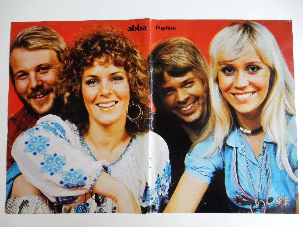 ABBA postertje met op de achterkant de Hollies., Gebruikt, Rechthoekig Liggend, Ophalen of Verzenden, A1 t/m A3