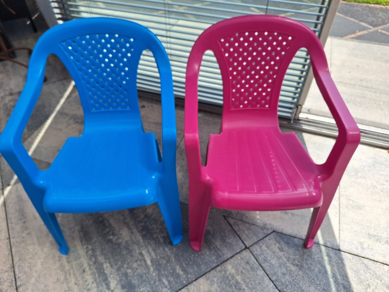 2 Kinderstoelen: Blauw & Roze Plastic, Ophalen of Verzenden, Zo goed als nieuw, Stoel