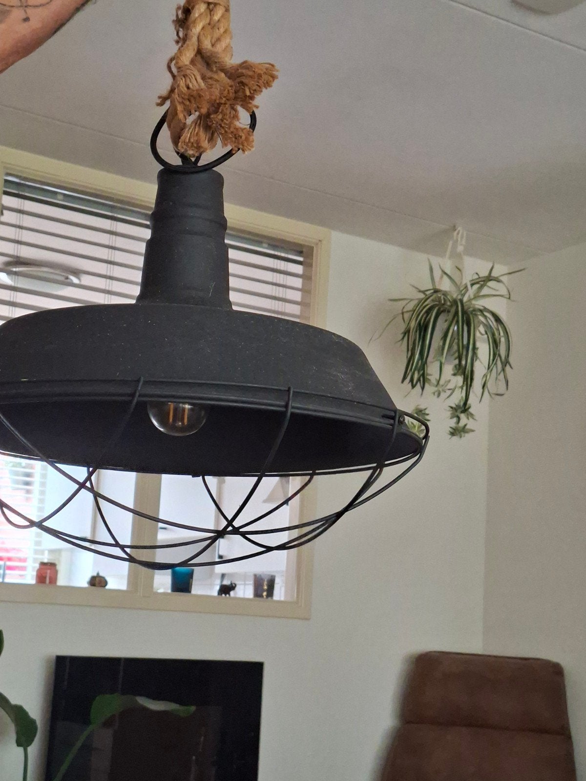 Industriële huiskamerlamp, Ophalen