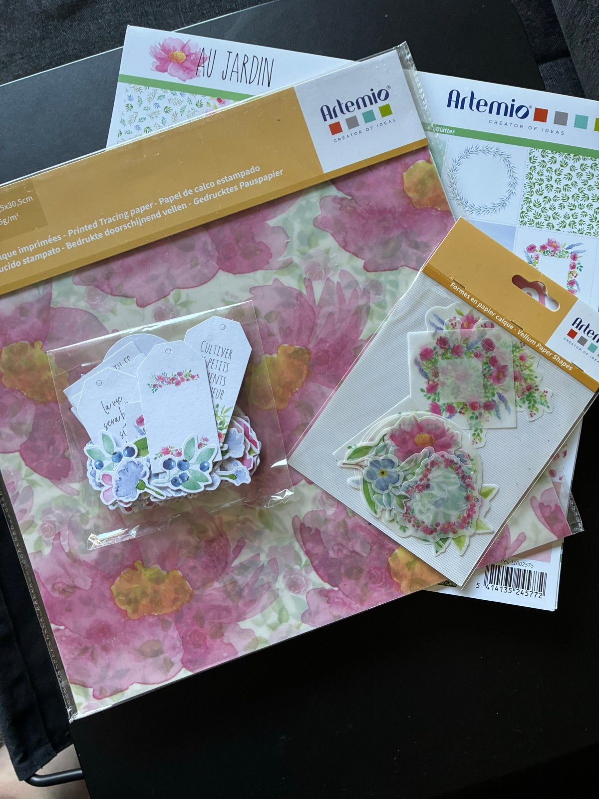Artemio paperpad, vellum stickers, dies - Au Jardin, Hobby en Vrije tijd, Nieuw, Meerkleurig, Papier of Karton, Overige merken