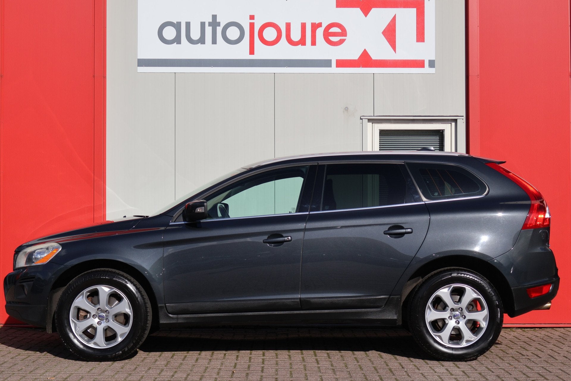Volvo XC60 2.4D Momentum (bj 2009), Auto's, Voorwielaandrijving, Gebruikt, Zwart, 1618 kg