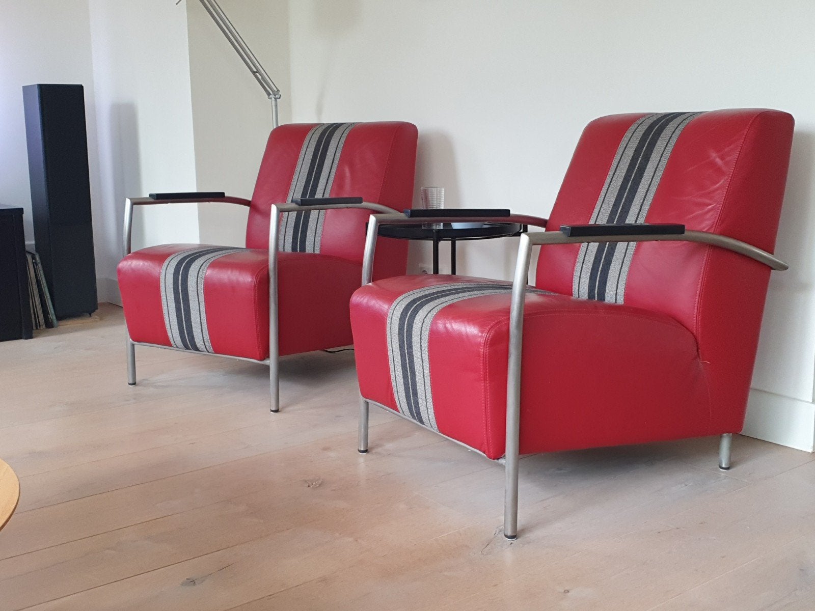 Twee stijlvolle rode Montel fauteuils met metalen frame, Ophalen, Modern, Comfortabel, Gebruikt, Twee