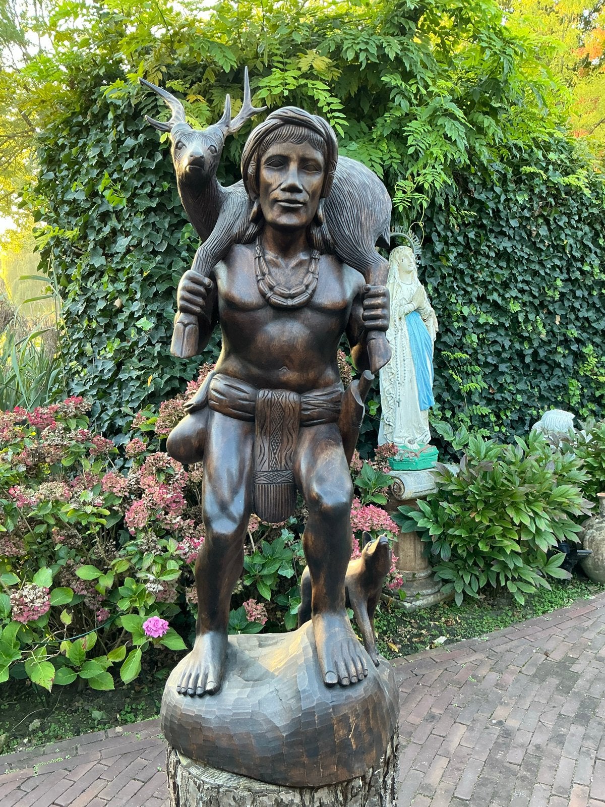 Groot handgesneden beeld ❤️ Igorot jager met hert en hond, Ophalen, 50 - 100 cm, Handgemaakt, Scène