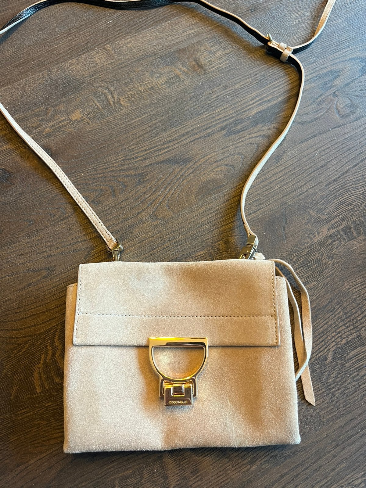 Coccinelle handtas met verstelbare strap en gouden details., Verzenden, Zo goed als nieuw, Beige, Handtas