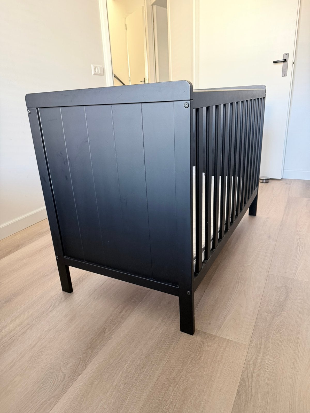 Zwarte ledikant + matras, Kinderen en Baby's, Ophalen, Gebruikt, Ledikant