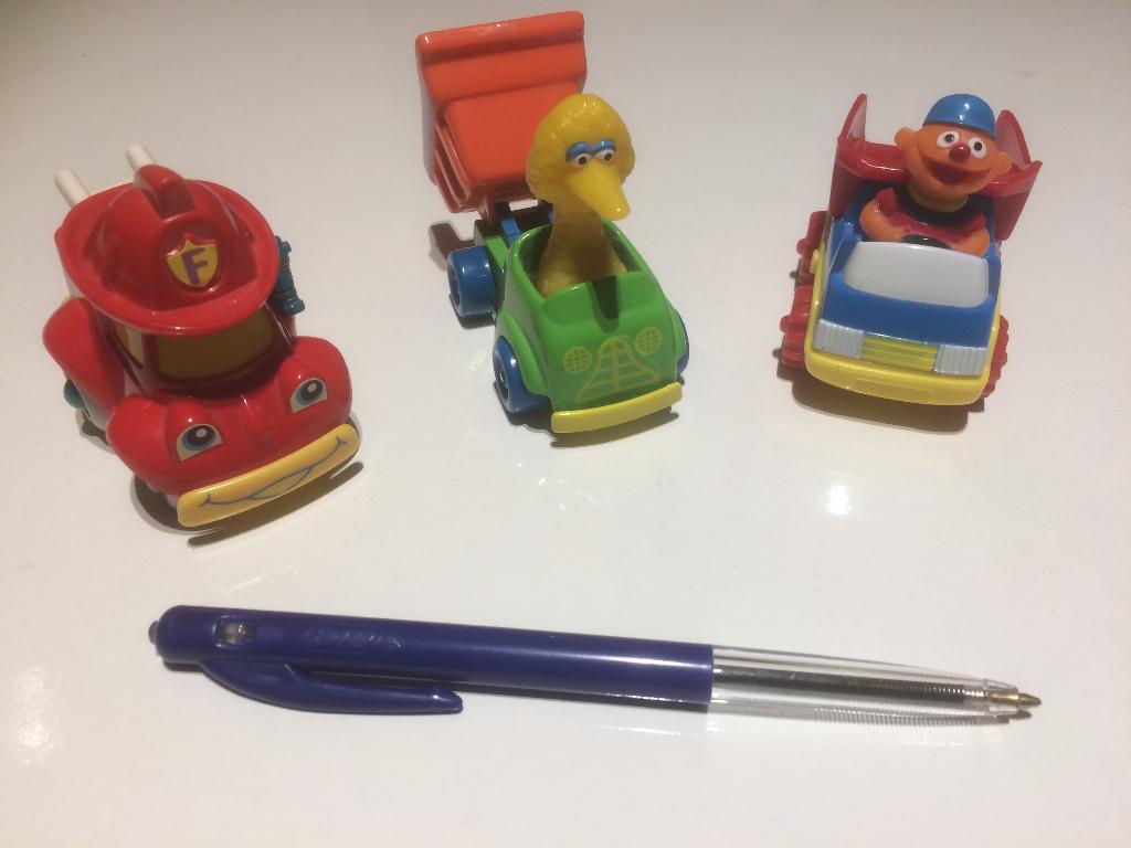 3 TV kinderserie speelgoed autootjes Ernie, Pino & Fire man., Hobby en Vrije tijd, Ophalen of Verzenden, Zo goed als nieuw, Bus of Vrachtwagen
