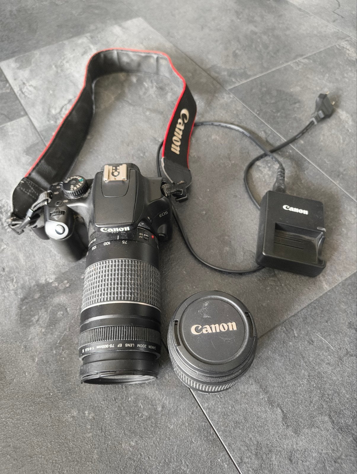 Canon EOS 1000D met 2 lenzen (18-55mm, 75-300mm) en oplader, Audio, Tv en Foto, Fotocamera's Digitaal, Gebruikt, Spiegelreflex