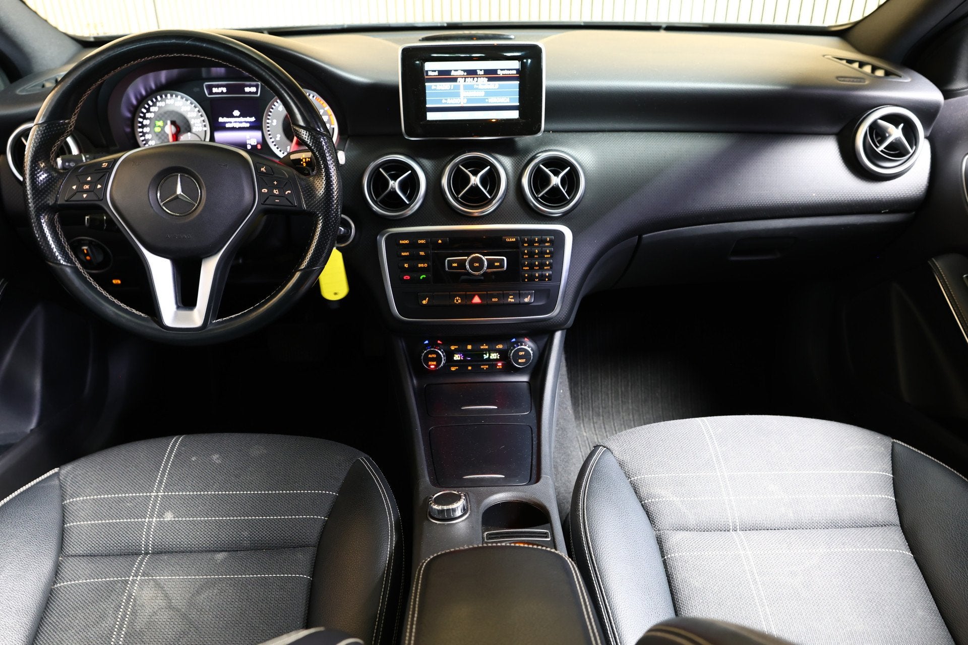 Mercedes-Benz A-Klasse 200 AMG Look PANORAMA NAVI AIRCO STOE, Gebruikt, Leder en Stof, 1595 cc, Bedrijf