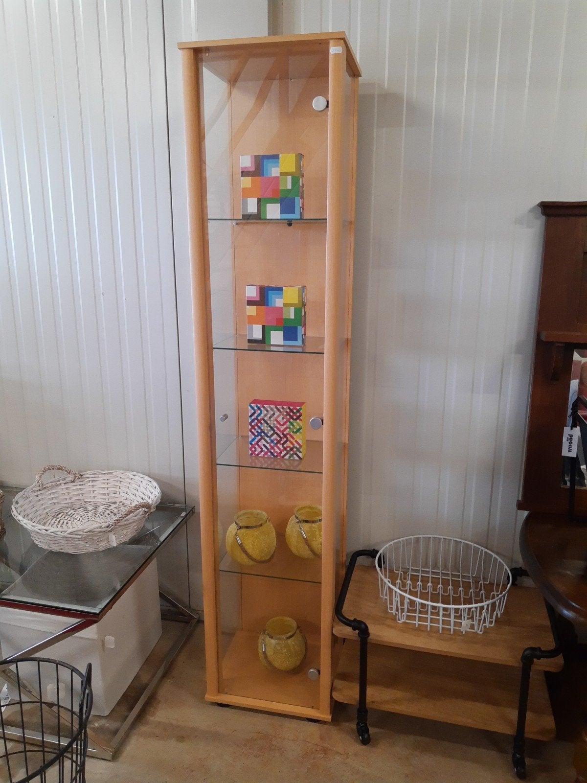 Smalle vitrinekast hout glas 174 cm – €30, Huis en Inrichting, Ophalen, Gebruikt, ., 50 tot 100 cm