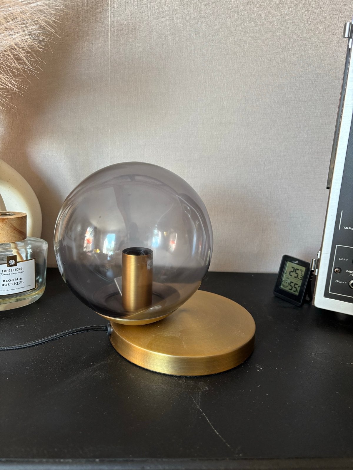 Moderne Tafellamp met Goudkleurige Voet en Rookglazen Bol, Ophalen, Met schakelaar, Overige merken, Goud