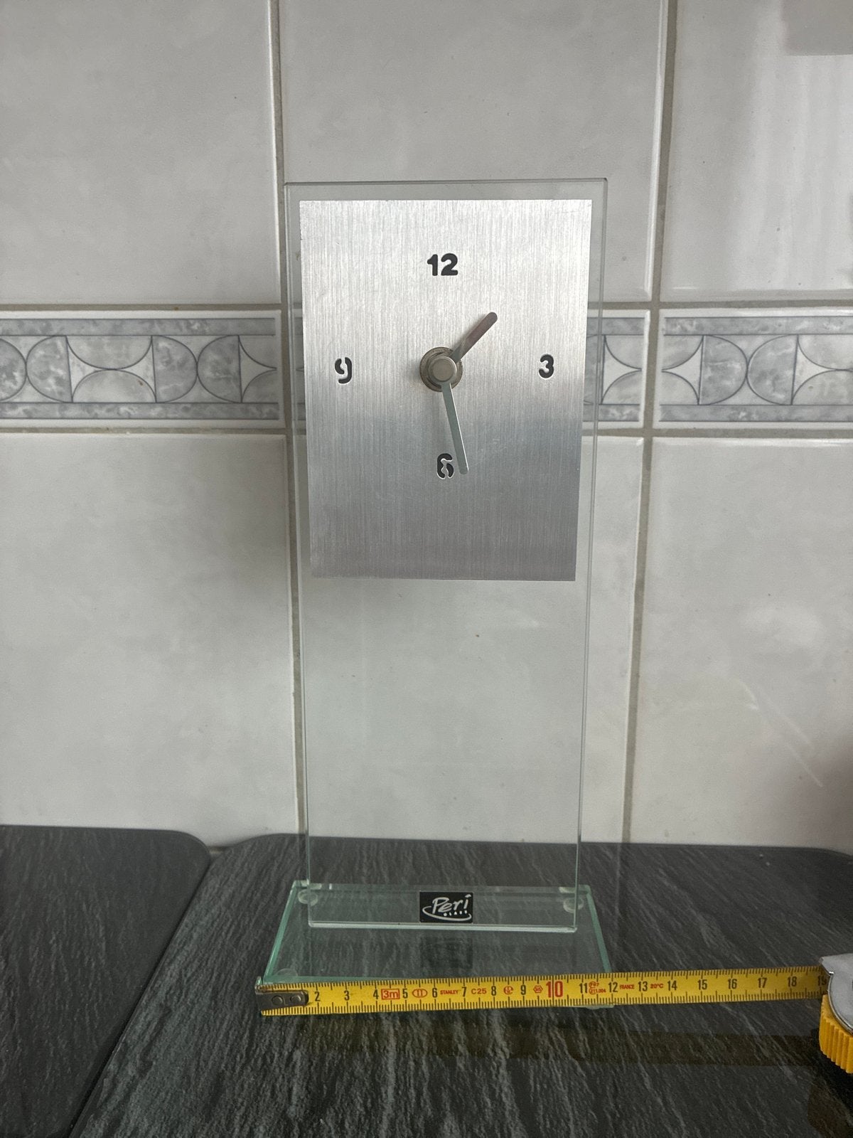 Moderne tafelklok van glas - Peri Glass, Analoog, Ophalen of Verzenden, Zo goed als nieuw, Stil uurwerk