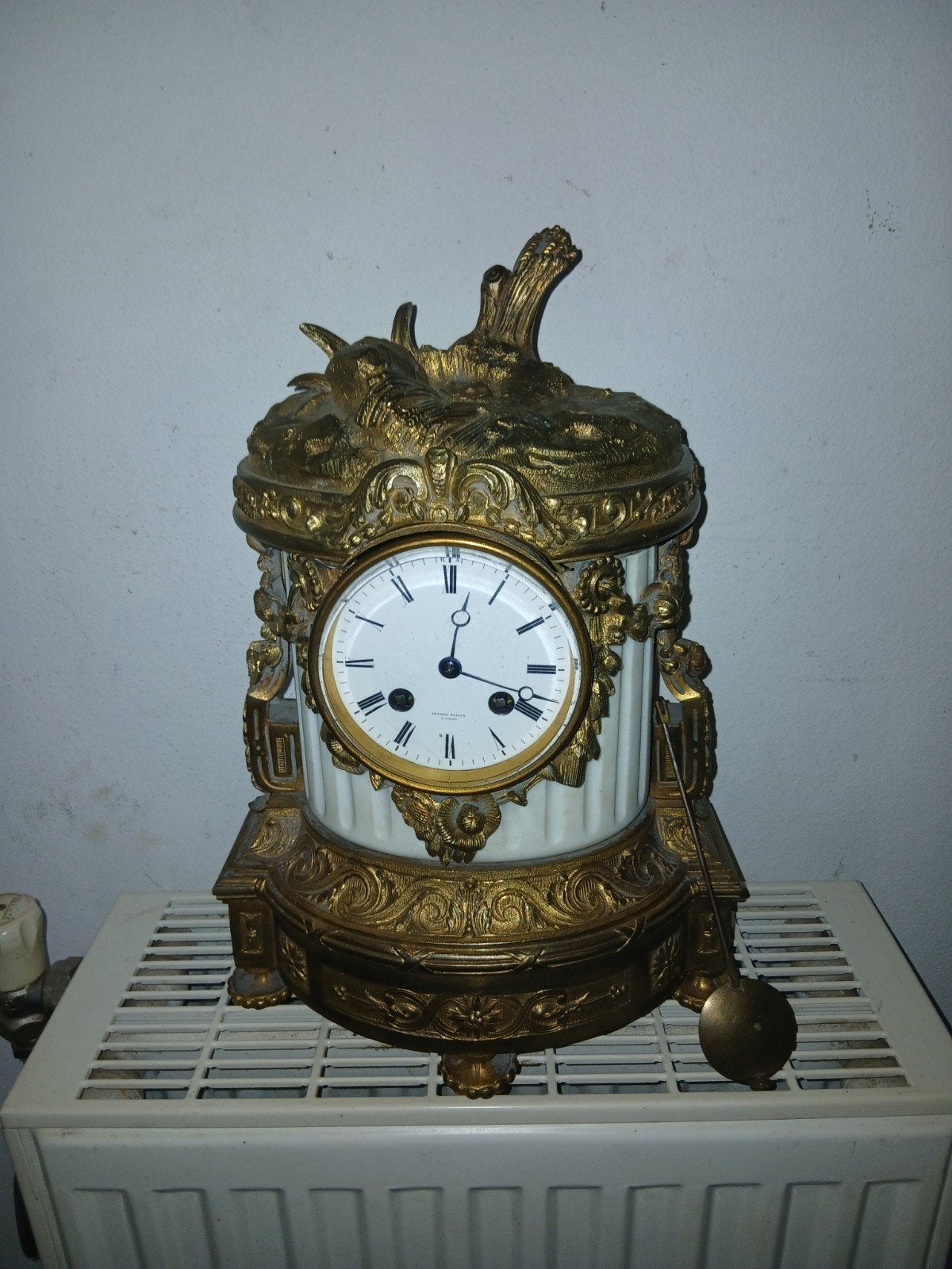Antieke Franse bronzen pendule met marmeren zuil, Antiek en Kunst, Ophalen