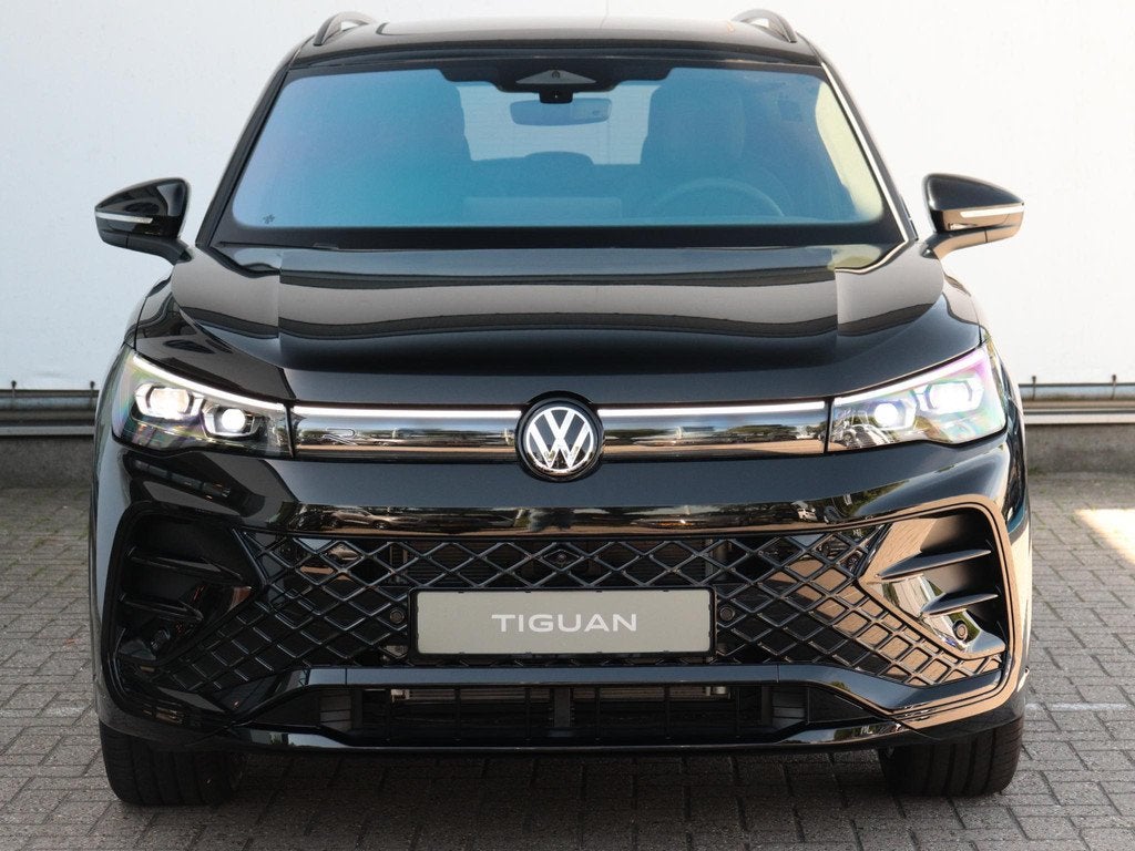 Volkswagen Tiguan 1.5 eHybrid R-Line Edition 272 pk | Trekha, Auto's, Volkswagen, 1498 cc, 4 cilinders, 2000 kg, Zwart