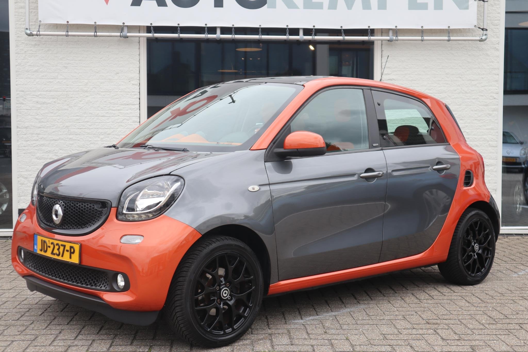smart forfour 1.0 Passion FIRST EDITION|2X PANO|CARPLAY|NAVI, Handgeschakeld, Zilver of Grijs, Mercedes-Benz Nederland B.V., Benzine
