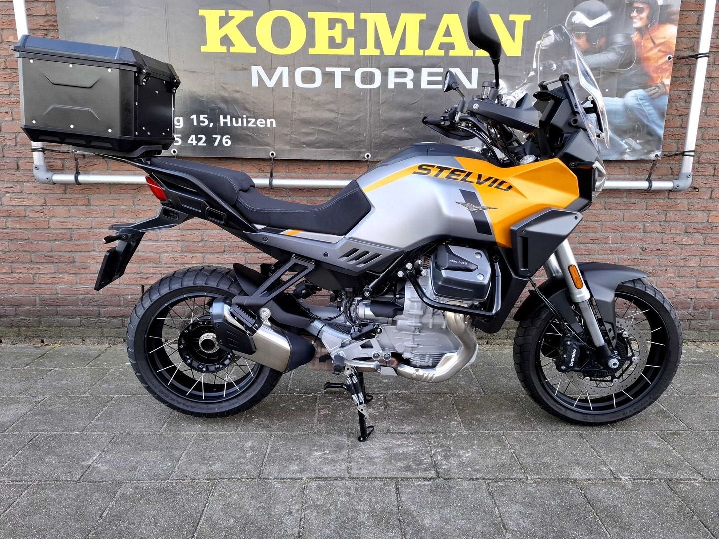 MOTO GUZZI STELVIO (bj 2024) 12286 KM garantie Nl motor top, Motoren, Motoren | Moto Guzzi, Bedrijf, Overig, meer dan 35 kW, 2 cilinders