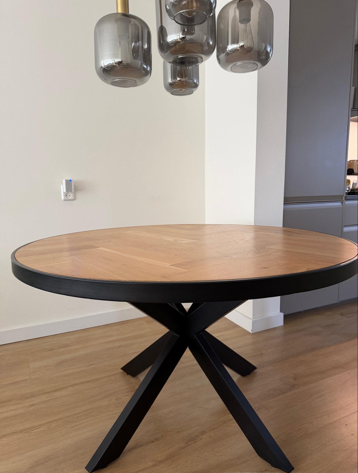 Ronde eettafel mango hout visgraat blad, stalen onderstel, Huis en Inrichting, Tafels | Eettafels, Ophalen, 100 tot 150 cm, Rond