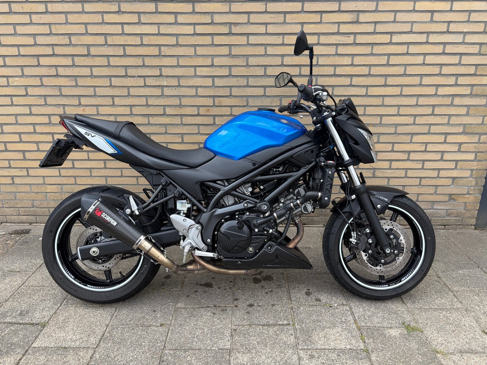 Suzuki SV650 Naked Bike - Zwart-Blauw - 2020 - Zeer lage KM!, Motoren, Motoren | Suzuki, 2 cilinders, Gebruikt, Particulier, Meer dan 35 kW
