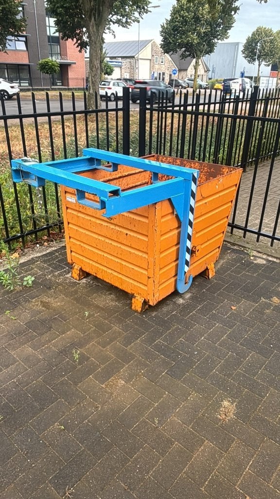 Kruizinga BSK 90 kantelbak / kiepbak / container 900 liter, Ophalen
