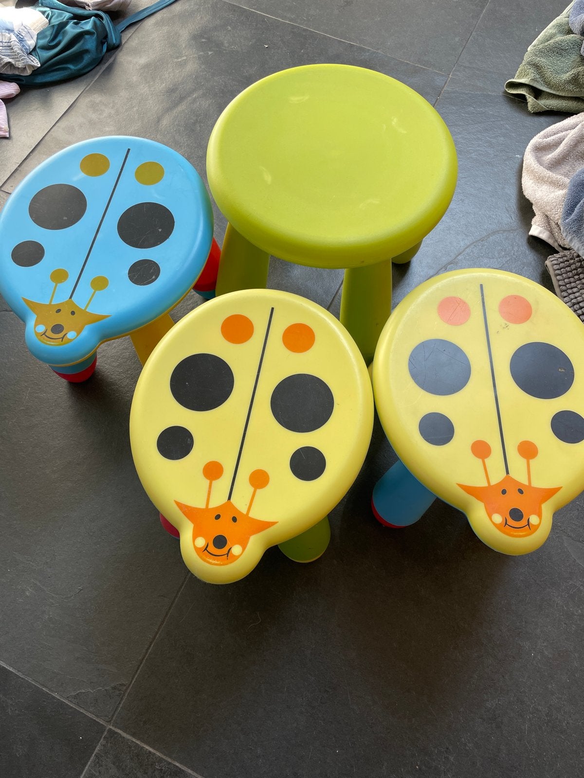 Ikea, kinderstoeltjes en tafeltje, vrolijke kleuren, Kinderen en Baby's, Kinderkamer | Tafels en Stoelen, Ophalen, Gebruikt, Tafel(s) en Stoel(en)