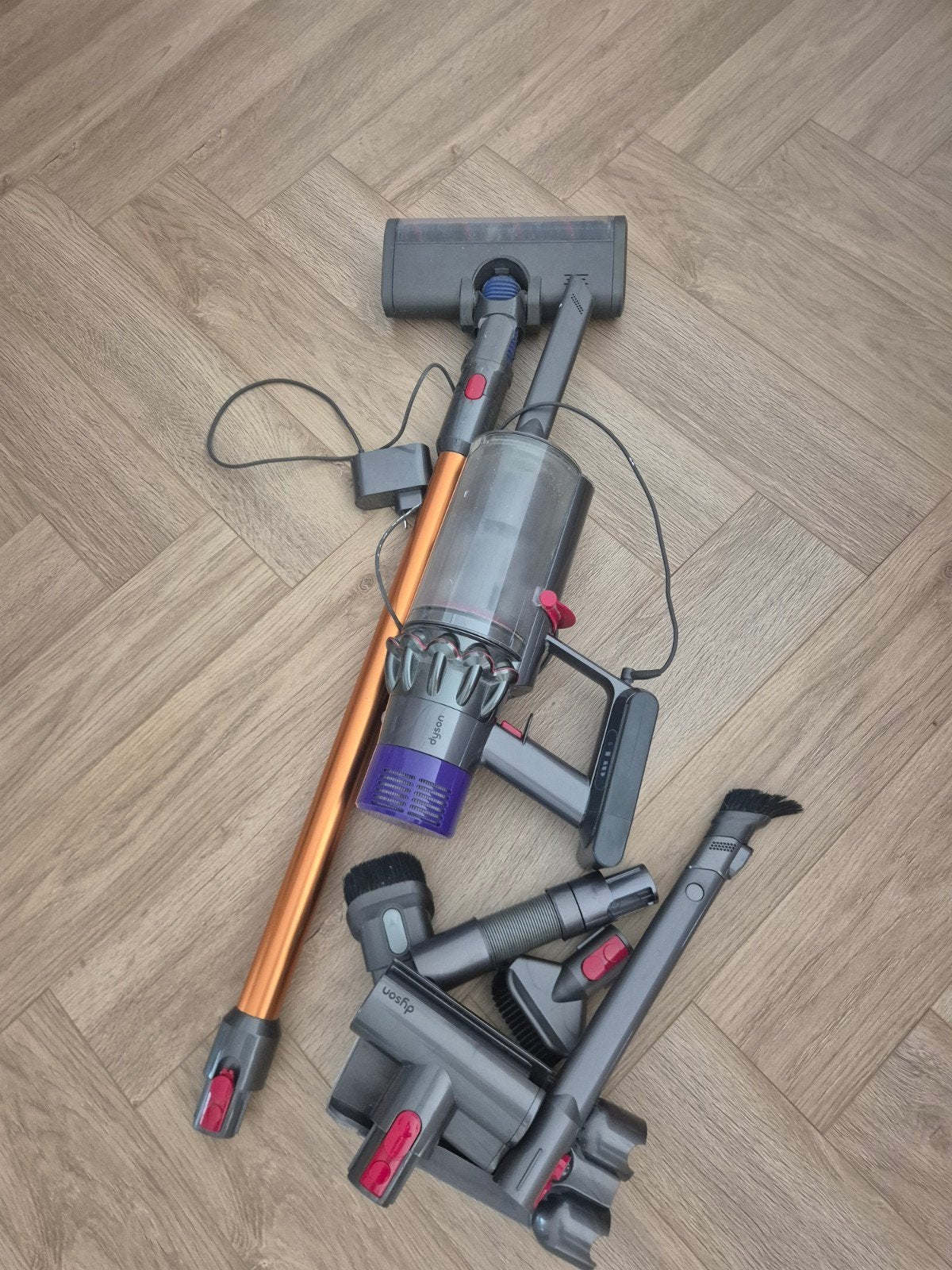 DEFECT Dyson V10 Absolute steelstofzuiger met accessoires, Witgoed en Apparatuur, Stofzuigers, Ophalen, Gebruikt, Dyson, Geschikt voor tapijt