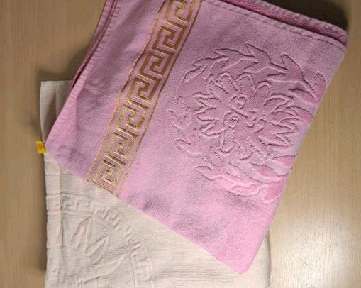 Set van 2 Versace handdoeken, roze en zalm, Overige merken, Handdoek, Ophalen of Verzenden, Zo goed als nieuw