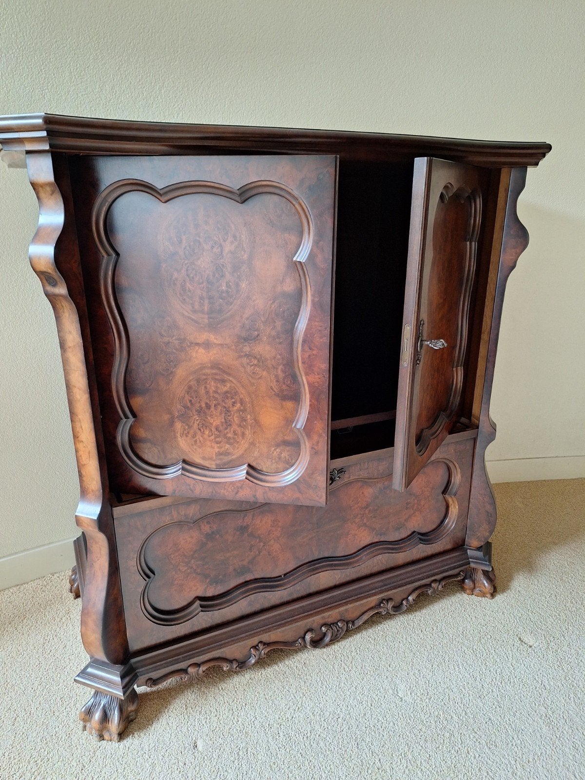 Vintage Bar Kast Wortelnoten - Louis XV - TV Kast met Leeuwe, Ophalen