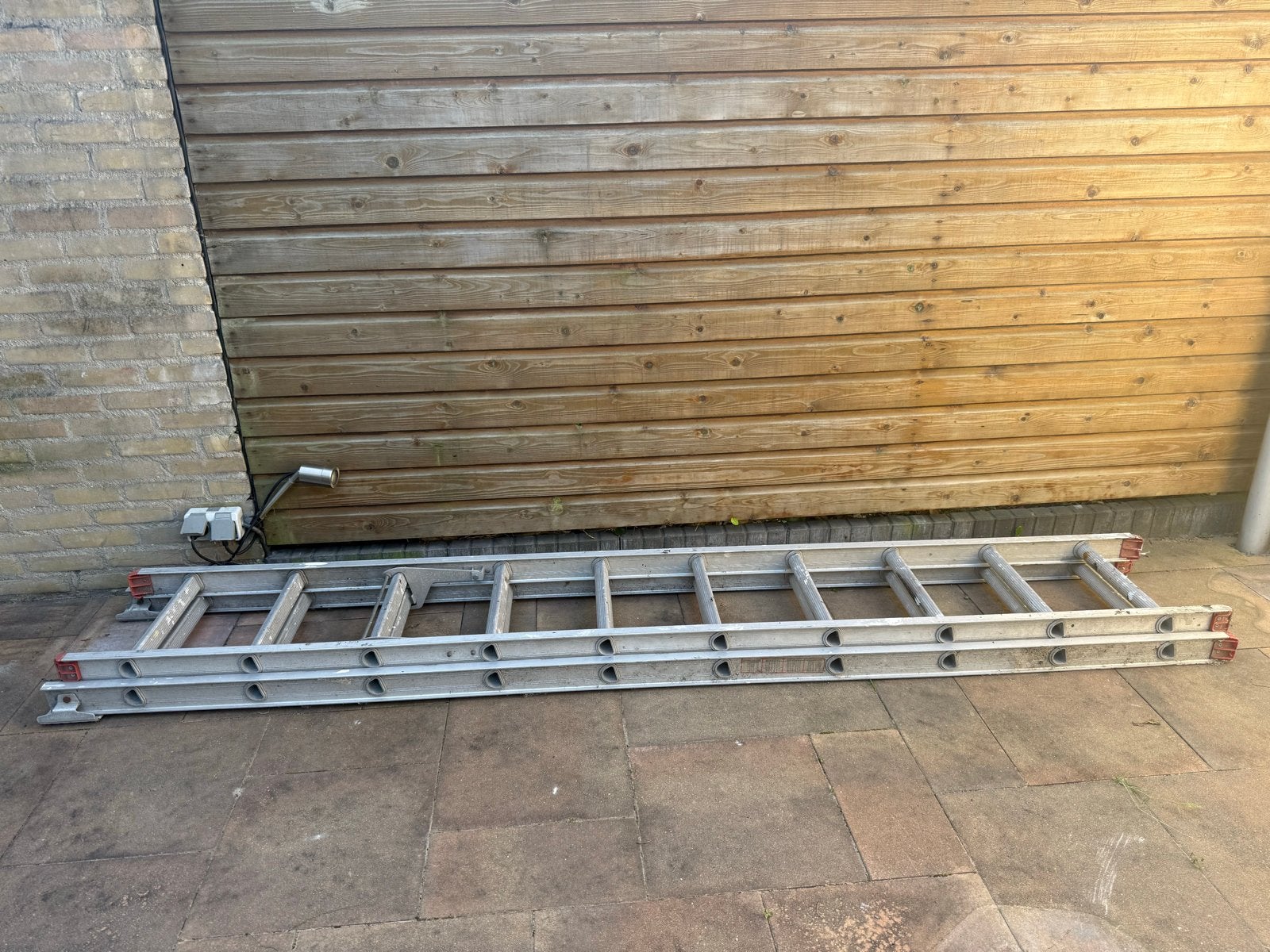 Aluminium uitschuifbare ladder - Gebruikt, Doe-het-zelf en Verbouw, Ladders en Trappen, Ophalen, Gebruikt, Ladder, Opvouwbaar of Inschuifbaar