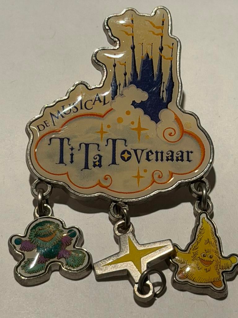 Efteling pin tita tovenaar met bedeltjes, Verzamelen, Efteling, Ophalen of Verzenden, Zo goed als nieuw, Button of Speldje