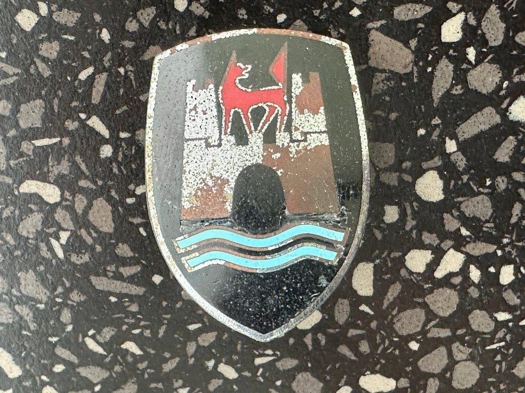 VW Volkswagen Kever Wolfsburg zwart badge embleem. Oldtimer., Ophalen of Verzenden, Gebruikt, Gebruiksvoorwerp