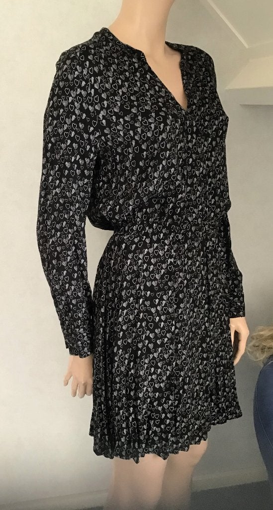 Zwarte jurk met witte hartjes, Kleding | Dames, Maat 38/40 (M), Zwart, Ophalen of Verzenden, Zo goed als nieuw