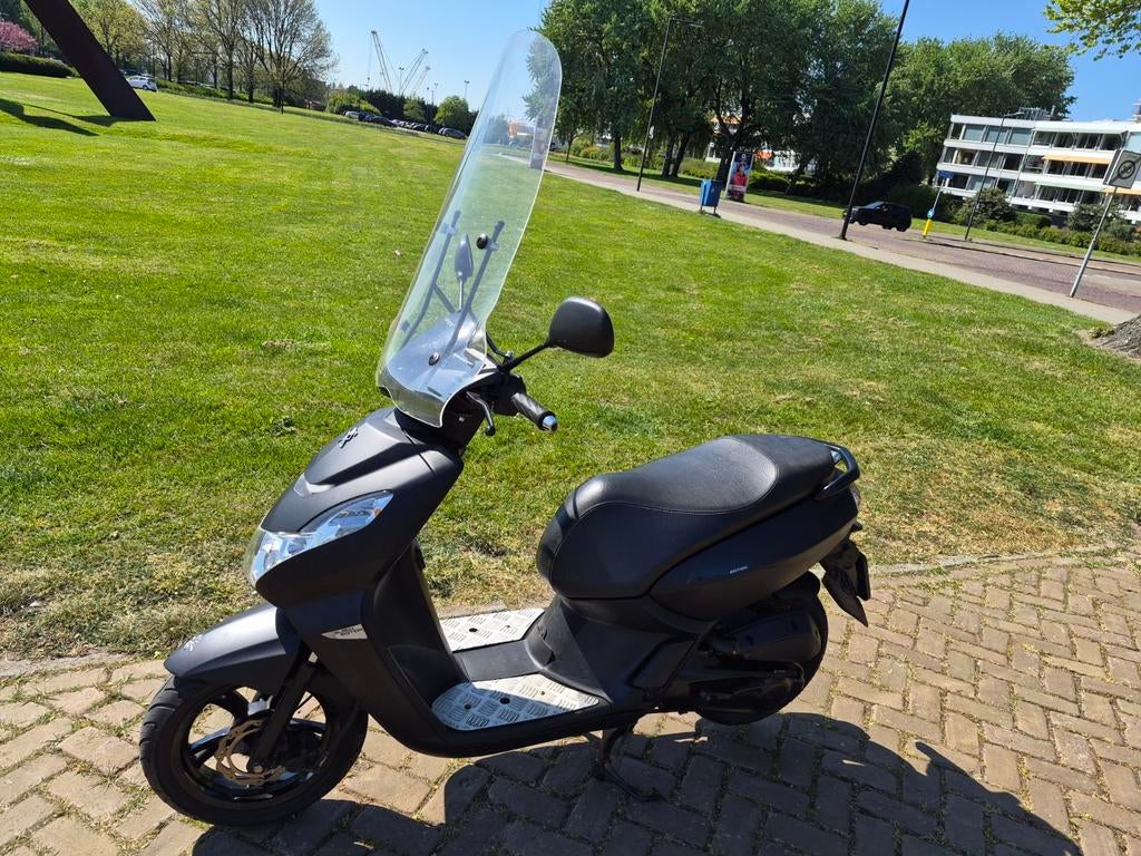 Peugeot Kisbee Black edition - december 2020 - Zeer zuinig, Fietsen en Brommers, Ophalen of Verzenden, Zo goed als nieuw, Benzine
