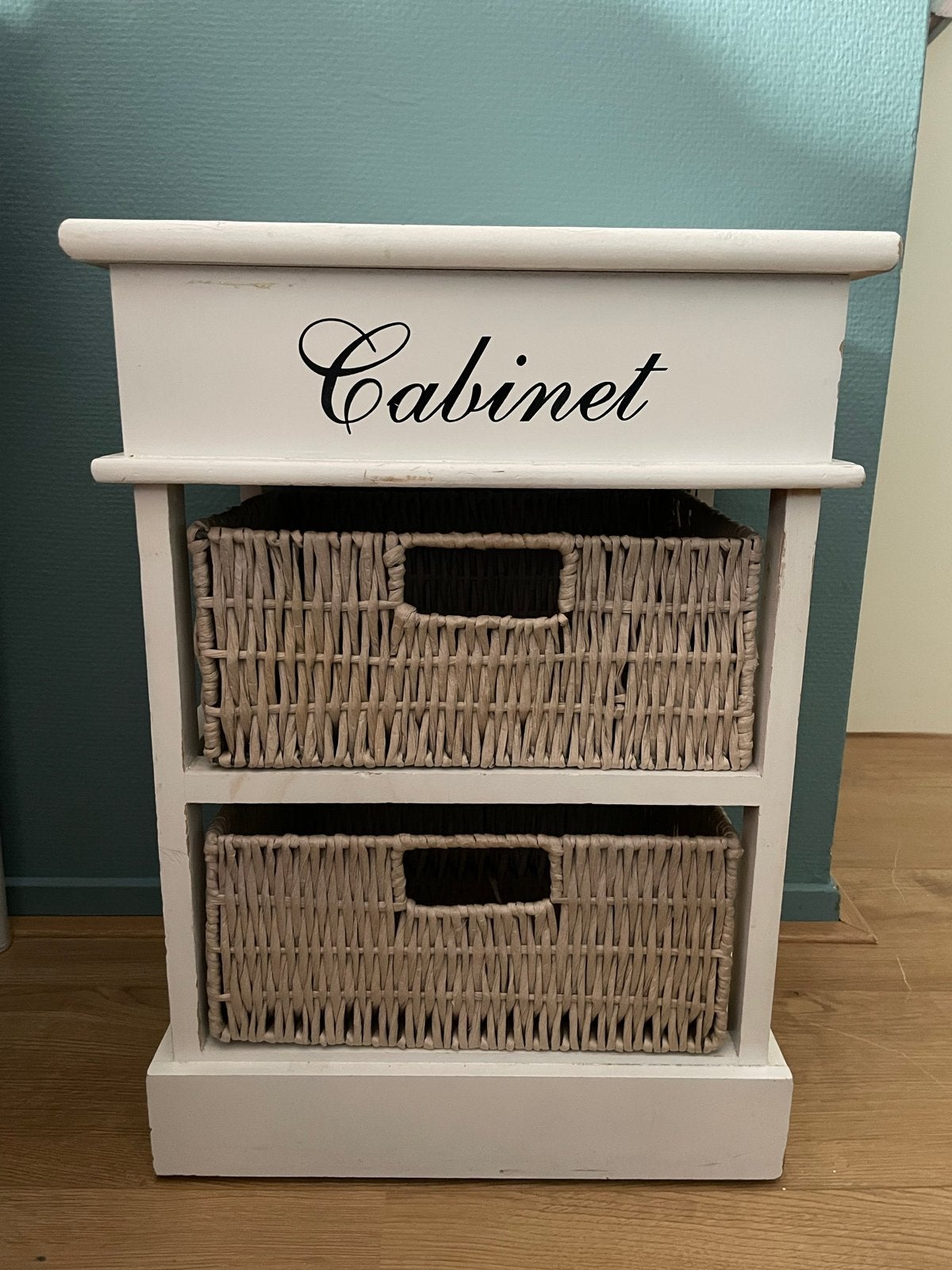 Wit nachtkastje met rieten manden - 'Cabinet', Ophalen, Gebruikt