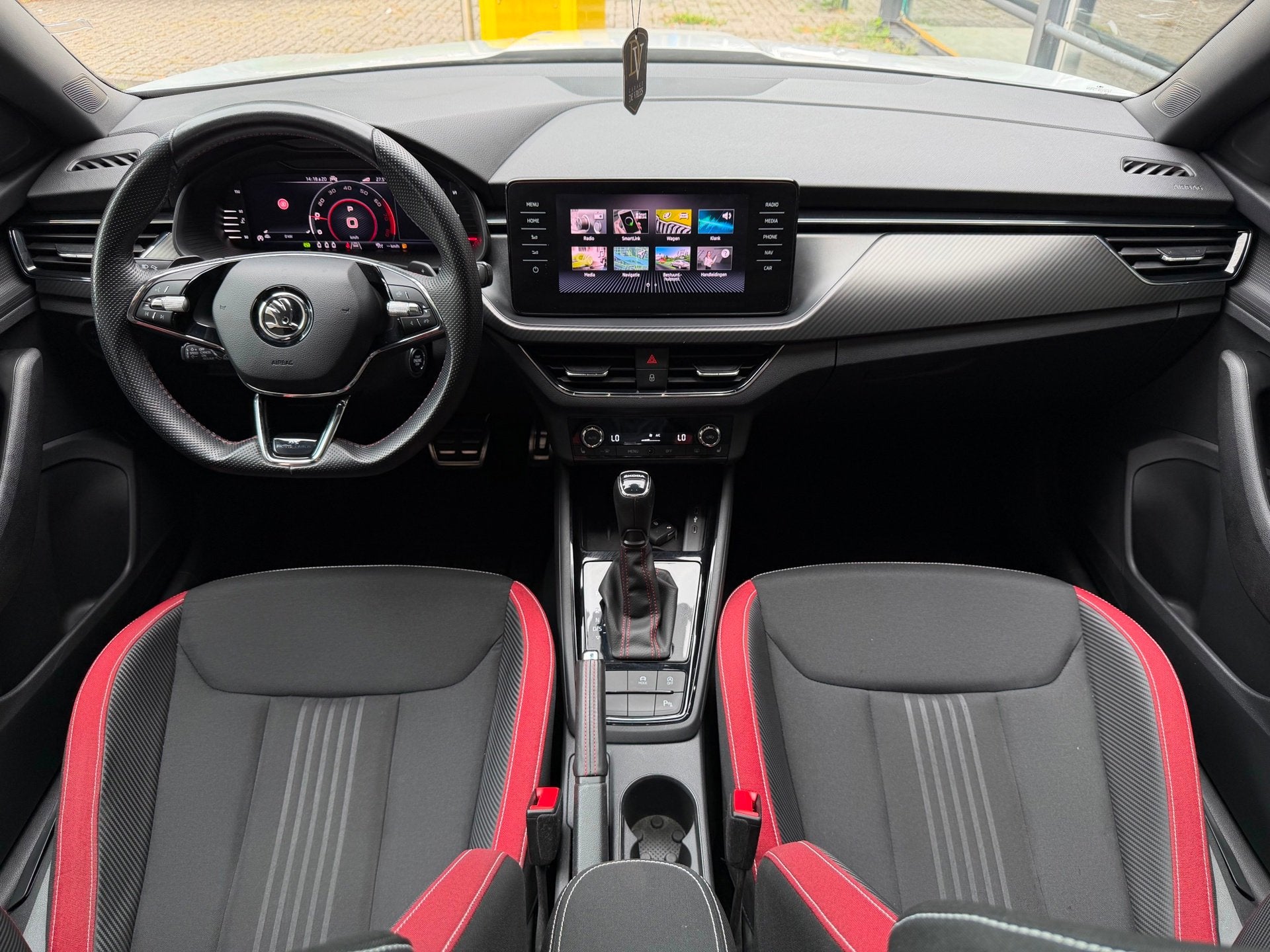 Skoda Kamiq 1.0 TSI Monte Carlo DSG Panoramadak Full Option, Dealer onderhouden, Gebruikt, Zwart, Adaptive Cruise Control