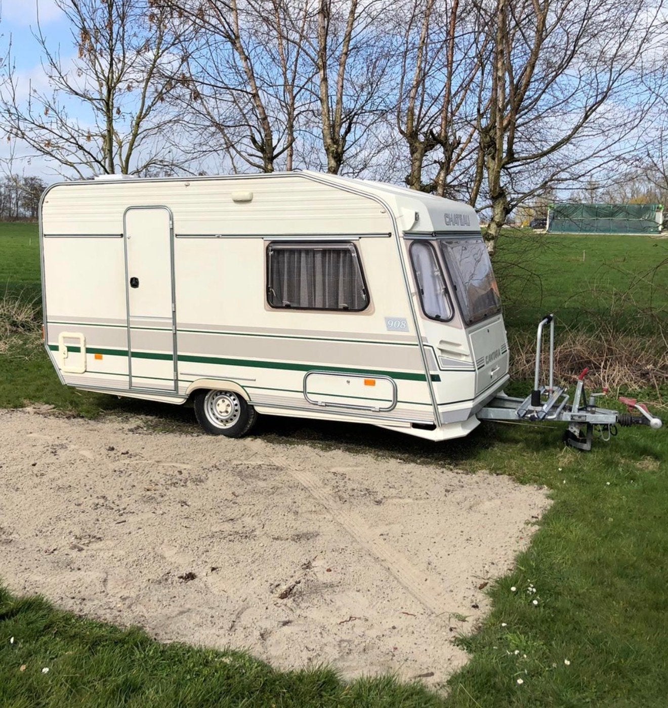 Chateau Cantara 908 - Nette caravan met Isabella voortent, Chateau, Rondzit, Omvormbare zithoek, 750 - 1000 kg